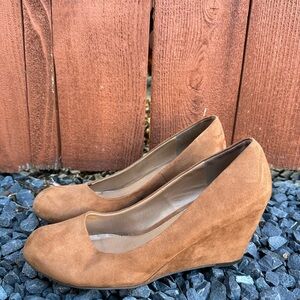 Chinese Laundry Tan suede wedge heels #tanwedges